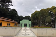 Jardim e portal com piso em petit pavê