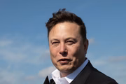 Após seus pais se separarem, ele passou boa parte da vida com o pai. Depois, Musk se mudou para o Canadá, onde obteve cidadania por ser filho de uma canadense. No país do hóquei, ingressou na faculdade Queen's University, mas pediu transferência para a Universidade da Pensilvânia, nos EUA, onde obteve diploma em física e economia Após seus pais se separarem, ele passou boa parte da vida com o pai. Depois, Musk se mudou para o Canadá, onde obteve cidadania por ser filho de uma canadense. No país do hóquei, ingressou na faculdade Queen's University, mas pediu transferência para a Universidade da Pensilvânia, nos EUA, onde obteve diploma em física e economia