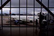 Avião no aeroporto da Geórgia, Atlanta, nos Estados Unidos