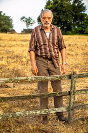 Ademir (Genézio de Barros) – Filho de Dulce (Fernanda Montenegro) e casado com Evelina (Nivea Maria). Pai de Maria (Juliana Paes) e Zenaide (Manu Fernandes/ Maeve Jinkings). É um justiceiro profissional e sonha ver as filhas seguindo o caminho da família. A princípio, não aceita o casamento da filha Maria com Amadeu (Marcos Palmeira). Tenta fazer de tudo para impedi-la de encontrar o jovem, mas sabe que a última palavra na casa é sempre a de Dulce (Fernanda Montenegro) e por este motivo acaba consentindo