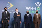 O ministro das Comunicações, Fábio Faria, o presidente Jair Bolsonaro (sem partido), o vice-presidente Hamilton Mourão, e o ministro-chefe da Casa Civil, Luiz Eduardo Ramos, durante evento no Palácio do Planalto