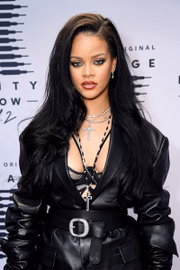 Ela é cantora, e faz sucesso no mundo do pop
