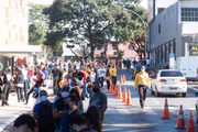 Comerciários formaram fila gigantesca em frente ao Sesc para tentar fazer o teste de coronavírus