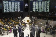 As emendas individuais são aquelas de autoria de senadores e deputados. De execução obrigatória desde 2015, já foram utilizadas como moeda de troca durante o período em que eram recusáveis. Para frear esse tipo de comportamento, o Congresso Nacional aprovou a PEC que as tornou obrigatórias