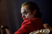 <b> YouTube Filmes — </b> No serviço de aluguel e compra é possível encontrar o filme Coringa (foto) em ultra HD por R$ 14,90 e o terror Slender Man, a R$ 7,90, entre outros. Para encontrar os títulos basta clicar na barra superior esquerda (são três tracinhos) e buscar por YouTube Filmes. O esquema de aluguel é o mesmo dos outros serviços: até 30 dias para iniciar o vídeo e, assim que iniciado, 48 horas. <a href="https://www.youtube.com/feed/storefront?bp=ogUCKAI%3D" target="_blank" rel="noopener">Acesse aqui</a>