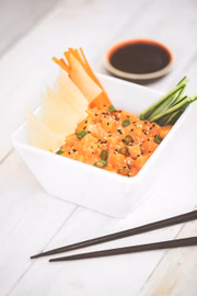 A franquia de sushi rolls e temakis Koni lançou oito combinações diferentes do poke, com opções de salmão, tilápia, shitake e até mesmo frango. As porções custam de R$ 22,90 a R$ 32,90
