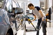 No Irã, o litro de gasolina custa cerca de US$ 0,051; na Síria, US$ 0,316; na Argélia, US$ 0,321; na Angola, US$ 0,337; e, no Kuwait, custa US$ 0,346 