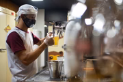 Funcionários usavam máscaras na cozinha e no atendimento aos clientes
