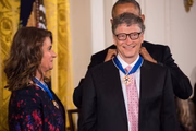 Presidente Barack Obama entrega uma medalha à Melinda e Bill