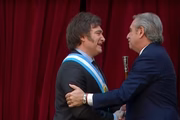 Outro desafio da gestão de Milei é quitar a dívida bilionária do país com o Fundo Monetário Internacional (FMI). Herdado do governo de Mauricio Macri (2015-2019), o crédito aprovado pelo FMI chega a US$ 44 bilhões — totalizando quase R$ 216 bilhões