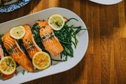 Um dos alimentos naturais que podem ajudar a controlar a diabetes é o salmão, que é rico em nutrientes essenciais, como a vitamina D, proteína e niacina. Sem mencionar o ômega-3, que pode ajudar a proteger a saúde do coração e a reduzir inflamações associadas à doença