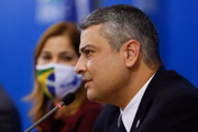 Secretário Helio Angotti em coletiva de imprensa, com a então secretária Mayra Pinheiro ao fundo