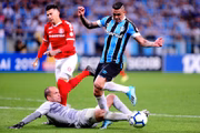 RS - GRÊMIO-E-INTERNACIONAL-SÉRIE-A - ESPORTES - Jogador Luciano do Gremio e Marcelo Lomba do Internacional durante a partida entre Grêmio e Internacional válida pela 30° rodada do Campeonato Brasileiro de Futebol, realizado na Arena do Grêmio, na cidade de Porto Alegre, RS, neste domingo, 03. 03/11/2019 - Foto: RICARDO RíMOLI/FUTURA PRESS/FUTURA PRESS/ESTADÃO CONTEÚDO