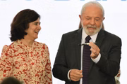 Lula e a ministra da Saúde, Nísia Trindade, no relançamento do Mais Médicos