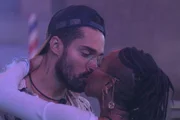 Karol e Arcrebiano se beijam