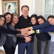 Sorridente, Silvio Santos posa com as seis filhas