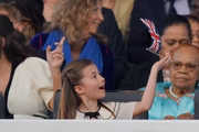 Princesa Charlotte brinca com a bandeira do Reino Unido