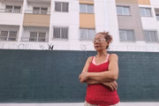 Andria Raquel chora ao passar pelo Residencial João Octaviano Machado Neto, onde ela esperava morar após ser removida de pensão em 2021