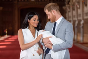 Meghan e Harry apresentando o primogênito aos súditos