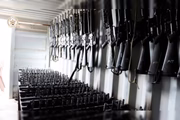 As armas incluem fuzis de assalto M16 