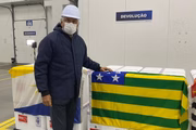 Governador Ronaldo Caiado em foto ao lado de vacinas em São Paulo