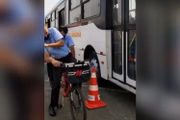 Motorista leva susto em simulação de ultrapassagem entre ônibus e bicicleta