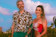 Flávia Alessandra e Otaviano Costa posam nos bastidores do reality que comandam