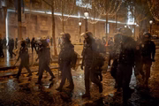 A polícia francesa foi acionada para acompanhar as movimentações no local