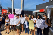 Família e amigos se reuniram na porta do estabelecimento para pedir justiça