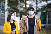 A preferência por espaços ventilados também ajuda a conter a propagação do vírus, uma vez que o Sars-CoV-2, causador da Covid-19, permanece suspenso no ar em pequenas gotículas respiratórias