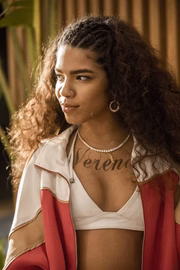 <b>Maria (Verena):</b> Jovem extravagante, gosta de aproveitar a vida e não tem papas na língua. É namorada de Álvaro (Irandhir Santos), com quem vive um relacionamento leve e amoroso <b>Maria (Verena):</b> Jovem extravagante, gosta de aproveitar a vida e não tem papas na língua. É namorada de Álvaro (Irandhir Santos), com quem vive um relacionamento leve e amoroso