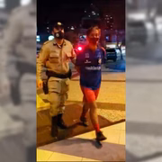 Arquidones Bites preso e sendo conduzido pela PM até a sede da Polícia Federal