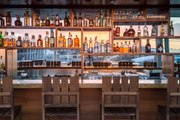 O bar é visitado por locais e turistas durante o happy hour