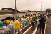 O Metrópoles presenciou organizadores do ato pedindo aos novos manifestantes para que não usassem as faixas com pedido de intervenção militar