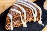 Um das sobremesas da casa é feita de chocolate e suspiro de chocolate