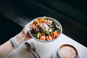 Algumas das alternativas para evitar o envelhecimento precoce, portanto, é manter uma dieta saudável. A ingestão de alimentos nutritivos pode favorecer a saúde do corpo e reduzir a inflamação