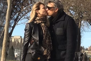 Eliana e o marido, Adriano Ricco, dão selinho durante viagem