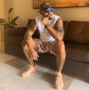 Ele é cantor
