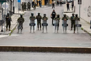 Membros das forças armadas protegem as ruas de Quito no Equador