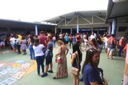Fila e grande movimentação na Escola Classe 1 do Arapoanga