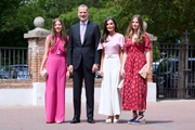 Leonor ao lado dos pais, o rei Felipe e a rainha Letizia, e da irmã, a infanta Sofia