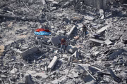 Cidadãos palestinos inspecionam danos em casas causados ​​por ataques aéreos israelenses em 13 de outubro de 2023 na Cidade de Gaza