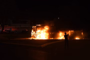 Manifestantes atearam fogo em carros na área central de Brasília