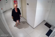 Depois que o segurança vai embora, os vizinhos retornam. A mãe segura uma garrafa de vidro