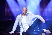 Nesse meio tempo, Paulo Gustavo também tornou-se um sucesso na televisão. Por cinco anos, ele apresentou o programa 220 Volts, no Multishow, lançou a sitcom Vai Que Cola, ao lado de Marcus Majella e Samantha Schmütz, criou o programa A Vila e fez diversas participações em outros programas