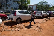 No Setor de Rádio e TV Sul, os carros invadem e destroem as calçadas, tirando espaço dos pedestres
