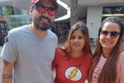 Maiara e Fernando posam com uma fã no shopping Catarina