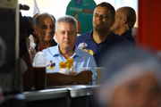 O candidato aproveitou a visita para comer pastel