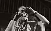 <b> Laylah Arruda – </b> Uma das pioneiras na cultura sound system brasileira, a cantora e compositora Laylah Arruda é conhecida nas noites paulistanas pela sua polivalência. Além de ser uma das mais importantes expoentes do reggae nacional, a artista transita por outras diversas sonoridades. Em 2019 fez parte da Banda Blue Note São Paulo, criada para ser a residente do templo do jazz na capital. Também no ano passado lançou o videoclipe da vibrante Sound de Vila. É som para dançar e celebrar