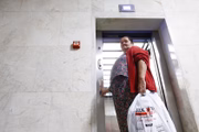 Maria de Fátima Sousa, 64, reclama que os elevadores estão constantemente com defeito